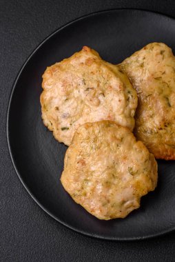 Lezzetli kızarmış fileto, baharatlı, tuzlu ve çimento kaplı gözleme.