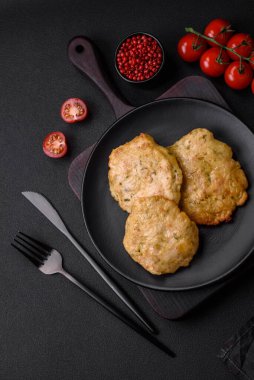 Lezzetli kızarmış fileto, baharatlı, tuzlu ve çimento kaplı gözleme.