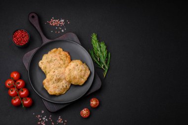 Lezzetli kızarmış fileto, baharatlı, tuzlu ve çimento kaplı gözleme.