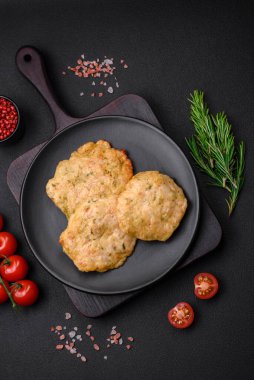 Lezzetli kızarmış fileto, baharatlı, tuzlu ve çimento kaplı gözleme.