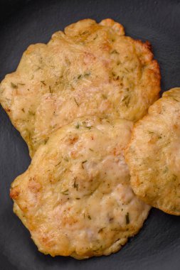 Lezzetli kızarmış fileto, baharatlı, tuzlu ve çimento kaplı gözleme.