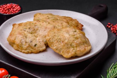 Lezzetli kızarmış fileto, baharatlı, tuzlu ve çimento kaplı gözleme.