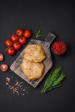 Lezzetli kızarmış fileto, baharatlı, tuzlu ve çimento kaplı gözleme.