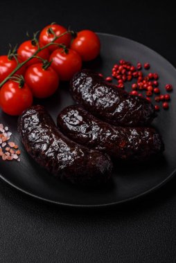 Lezzetli siyah kan sosisi veya siyah beton arka planda ızgara baharat ve otlu kara puding.