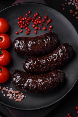 Lezzetli siyah kan sosisi veya siyah beton arka planda ızgara baharat ve otlu kara puding.