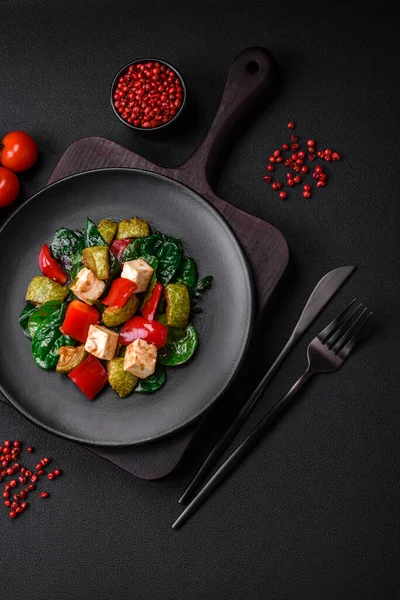 Köstlicher Frischer Salat Aus Zucchini Käse Paprika Spinat Mit Gewürzen — Stockfoto