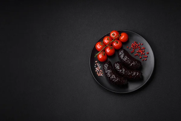 Вкусная Черная Кровяная Колбаса Черный Пудинг Специями Травами Черном Бетонном — стоковое фото