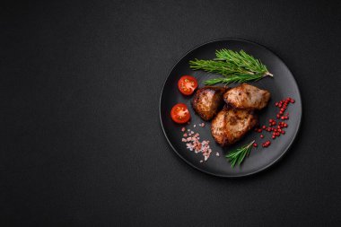 Koyu beton arka planda baharat ve otlarla kebap şeklinde leziz ızgara et.