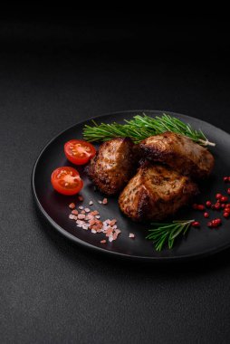 Koyu beton arka planda baharat ve otlarla kebap şeklinde leziz ızgara et.