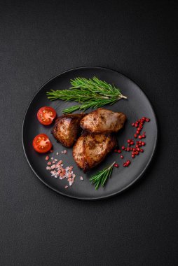 Koyu beton arka planda baharat ve otlarla kebap şeklinde leziz ızgara et.