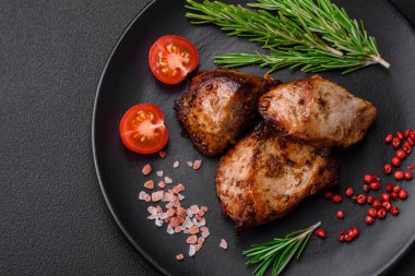 Koyu beton arka planda baharat ve otlarla kebap şeklinde leziz ızgara et.