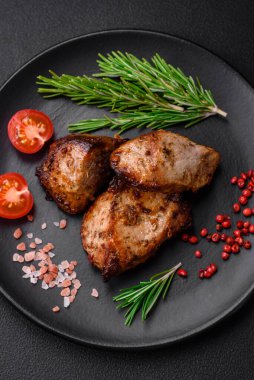 Koyu beton arka planda baharat ve otlarla kebap şeklinde leziz ızgara et.