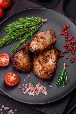 Koyu beton arka planda baharat ve otlarla kebap şeklinde leziz ızgara et.
