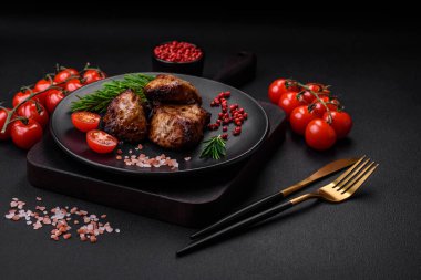 Koyu beton arka planda baharat ve otlarla kebap şeklinde leziz ızgara et.