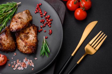 Koyu beton arka planda baharat ve otlarla kebap şeklinde leziz ızgara et.