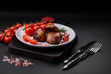 Koyu beton arka planda baharat ve otlarla kebap şeklinde leziz ızgara et.