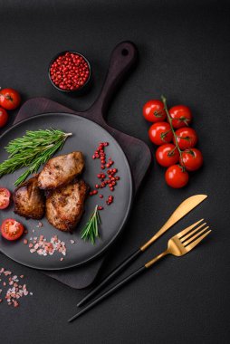 Koyu beton arka planda baharat ve otlarla kebap şeklinde leziz ızgara et.