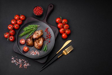 Koyu beton arka planda baharat ve otlarla kebap şeklinde leziz ızgara et.