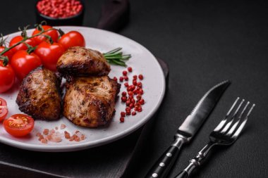 Koyu beton arka planda baharat ve otlarla kebap şeklinde leziz ızgara et.