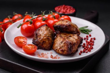 Koyu beton arka planda baharat ve otlarla kebap şeklinde leziz ızgara et.