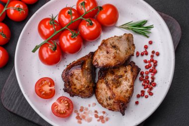 Koyu beton arka planda baharat ve otlarla kebap şeklinde leziz ızgara et.