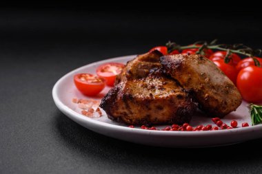 Koyu beton arka planda baharat ve otlarla kebap şeklinde leziz ızgara et.