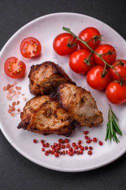 Koyu beton arka planda baharat ve otlarla kebap şeklinde leziz ızgara et.