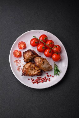 Koyu beton arka planda baharat ve otlarla kebap şeklinde leziz ızgara et.