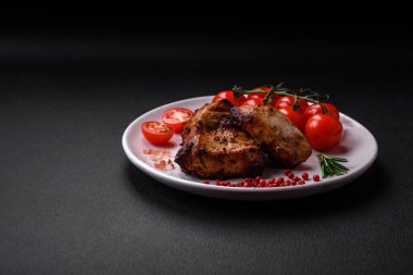 Koyu beton arka planda baharat ve otlarla kebap şeklinde leziz ızgara et.