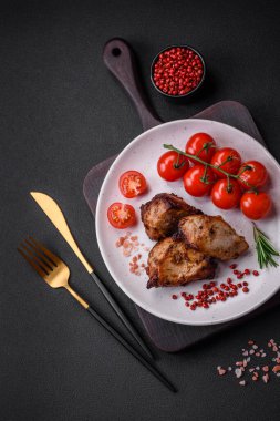 Koyu beton arka planda baharat ve otlarla kebap şeklinde leziz ızgara et.