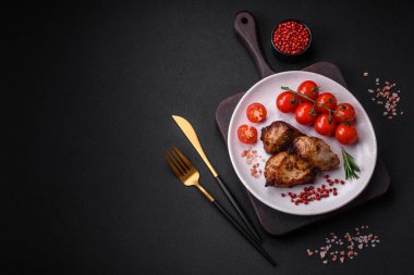 Koyu beton arka planda baharat ve otlarla kebap şeklinde leziz ızgara et.