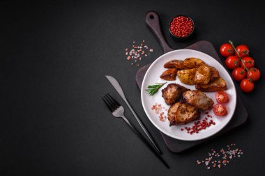 Koyu beton arka planda baharat ve otlarla kebap şeklinde leziz ızgara et.