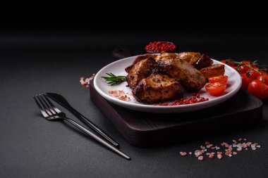 Koyu beton arka planda baharat ve otlarla kebap şeklinde leziz ızgara et.