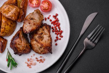 Koyu beton arka planda baharat ve otlarla kebap şeklinde leziz ızgara et.