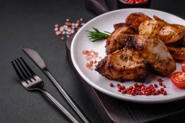 Koyu beton arka planda baharat ve otlarla kebap şeklinde leziz ızgara et.