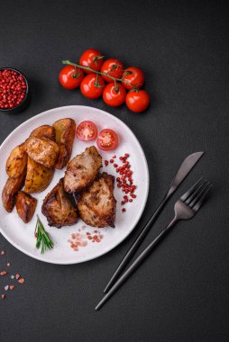 Koyu beton arka planda baharat ve otlarla kebap şeklinde leziz ızgara et.