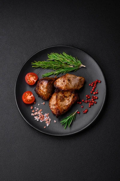 Koyu beton arka planda baharat ve otlarla kebap şeklinde leziz ızgara et.