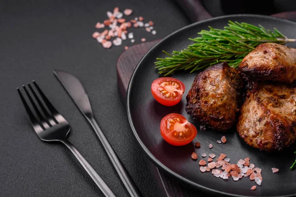 Koyu beton arka planda baharat ve otlarla kebap şeklinde leziz ızgara et.