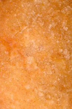 Lezzetli fırınlanmış pirzola, baharatlar, tuz ve otlarla kaplanmış koyu beton bir arka planda.