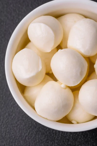 Lezat Keju Mozzarella Segar Dalam Bentuk Bola Kecil Dengan Garam — Stok Foto