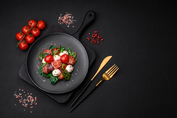 Ensalada Fresca Deliciosa Con Queso Mozzarella Tomates Cherry Hierbas Sal —  Fotos de Stock