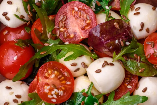Délicieuse Salade Fraîche Fromage Mozzarella Tomates Cerises Herbes Sel Épices — Photo