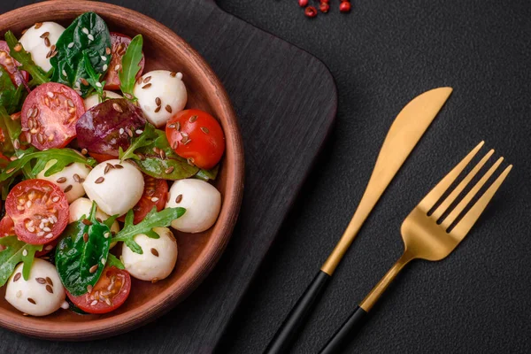 Köstlicher Frischer Salat Mit Mozzarella Kirschtomaten Kräutern Salz Und Gewürzen — Stockfoto
