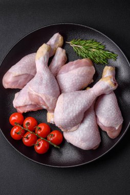 Tuzlu, baharatlı ve çimento kaplı çiğ tavuk bacakları.