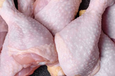 Tuzlu, baharatlı ve çimento kaplı çiğ tavuk bacakları.