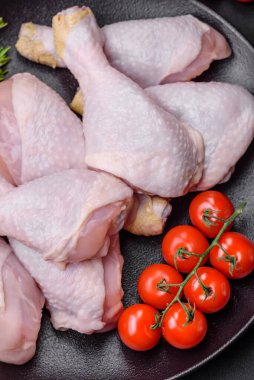 Tuzlu, baharatlı ve çimento kaplı çiğ tavuk bacakları.