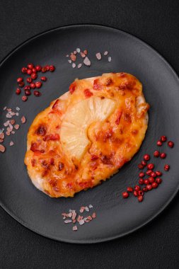 Izgara tavuk filetosu, domatesli biftek, ananas ve peynirli koyu beton arka planda.