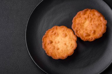 Lezzetli kek ya da peynirli tart ve koyu dokulu arkaplanda kuru üzüm.