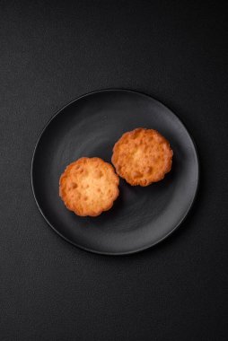 Lezzetli kek ya da peynirli tart ve koyu dokulu arkaplanda kuru üzüm.