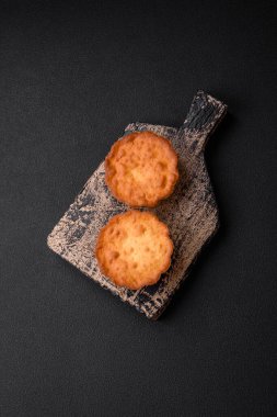 Lezzetli kek ya da peynirli tart ve koyu dokulu arkaplanda kuru üzüm.